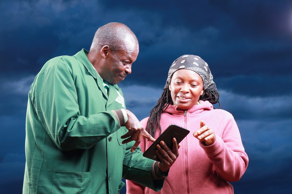 02 extension worker,farmer using tablet