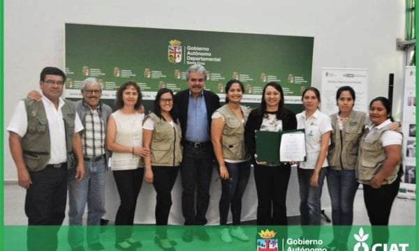 Dr Yelitza Colmenarez (fourth from right) with Mr Luis Alberto Alpire Sánchez (centre) receiving recognition for Plantwise from the Bolivian Government
